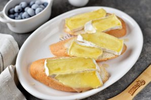 Тост с голубикой и сыром "Бри"