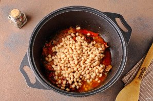 Тушёный кролик с фасолью