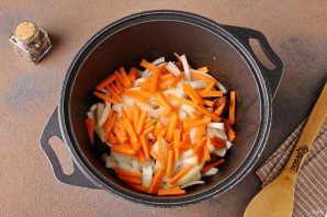 Тушёный кролик с фасолью