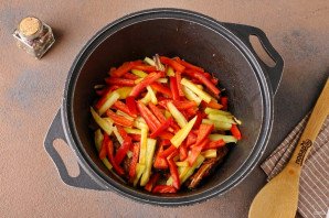 Тушёный кролик с фасолью