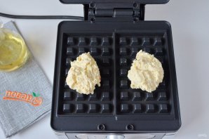 Творожные вафли с яблоком