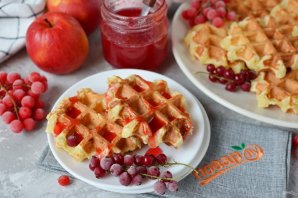 Творожные вафли с яблоком