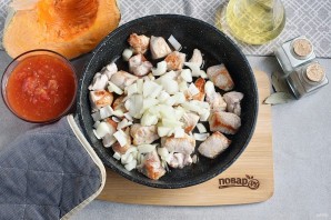 Тыква с мясом в горшочках