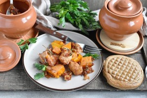 Тыква с мясом в горшочках