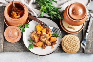 Тыква с мясом в горшочках