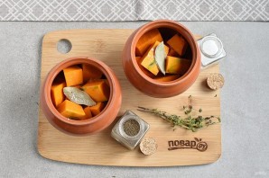 Тыква с мясом в горшочках