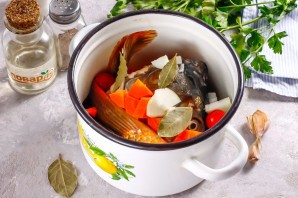 Уха из карпа с пшеном