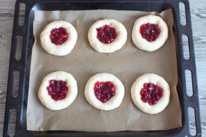 Ватрушки с клюквой