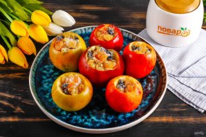 Запеченные яблоки с сухофруктами