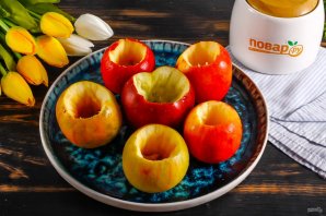 Запеченные яблоки с сухофруктами