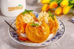 Запеченные яблоки с творожным сыром
