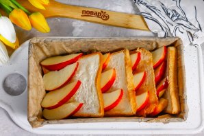 Запеканка из хлеба и яблок