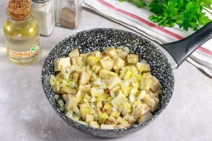 Баклажаны с грибным кубиком и яйцом