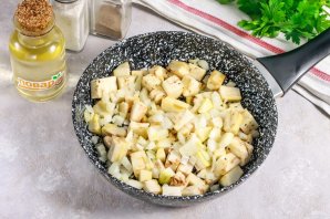 Баклажаны с грибным кубиком и яйцом