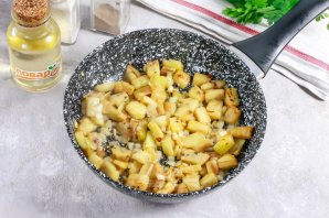Баклажаны с грибным кубиком и яйцом