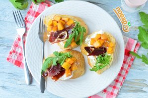 Брускетта с персиком, прошутто и сыром