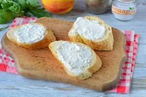 Брускетта с персиком, прошутто и сыром