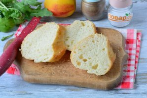 Брускетта с персиком, прошутто и сыром