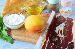 Брускетта с персиком, прошутто и сыром