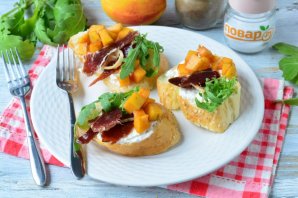 Брускетта с персиком, прошутто и сыром