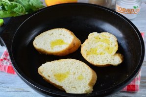 Брускетта с персиком, прошутто и сыром