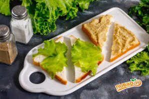 Двухэтажный сэндвич с помидорами и хумусом