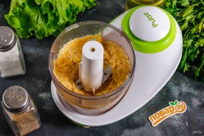 Двухэтажный сэндвич с помидорами и хумусом