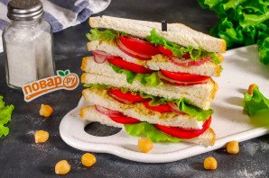 Двухэтажный сэндвич с помидорами и хумусом