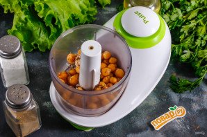 Двухэтажный сэндвич с помидорами и хумусом