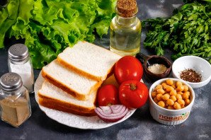 Двухэтажный сэндвич с помидорами и хумусом