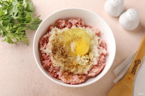 Фрикадельки под соусом из петрушки