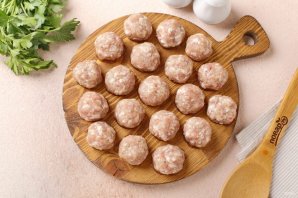 Фрикадельки под соусом из петрушки