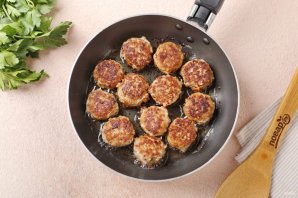 Фрикадельки под соусом из петрушки