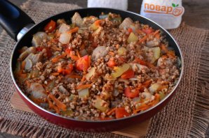 Гречневая каша с мясом, морковью и сладким перцем