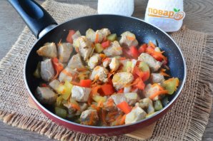 Гречневая каша с мясом, морковью и сладким перцем