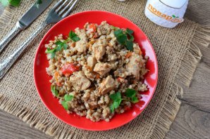 Гречневая каша с мясом, морковью и сладким перцем