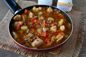 Гречневая каша с мясом, морковью и сладким перцем