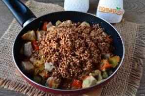 Гречневая каша с мясом, морковью и сладким перцем