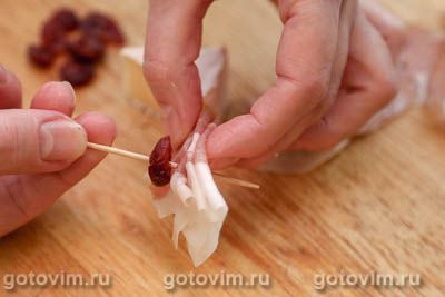 Канапе из сыра бри с сыровяленым окороком и клюквой Канапе из сыра бри с сыровяленым окороком и клюквой