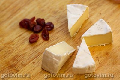 Канапе из сыра бри с сыровяленым окороком и клюквой Канапе из сыра бри с сыровяленым окороком и клюквой