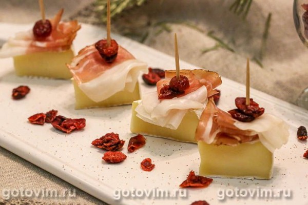 Канапе из сыра бри с сыровяленым окороком и клюквой Канапе из сыра бри с сыровяленым окороком и клюквой