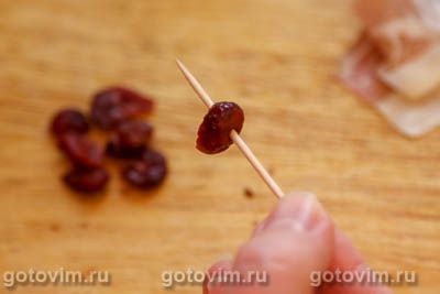 Канапе из сыра бри с сыровяленым окороком и клюквой Канапе из сыра бри с сыровяленым окороком и клюквой