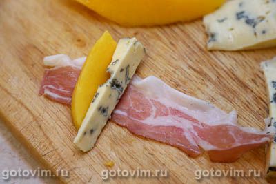 Канапе с сыром дор блю, манго и сыровяленым окороком Канапе с сыром дор блю, манго и сыровяленым окороком