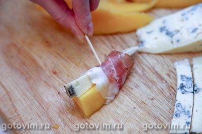 Канапе с сыром дор блю, манго и сыровяленым окороком Канапе с сыром дор блю, манго и сыровяленым окороком