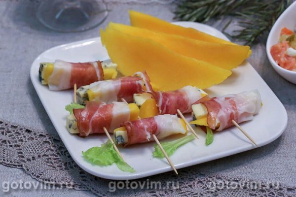Канапе с сыром дор блю, манго и сыровяленым окороком Канапе с сыром дор блю, манго и сыровяленым окороком