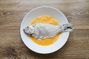 Караси в кляре на сковороде