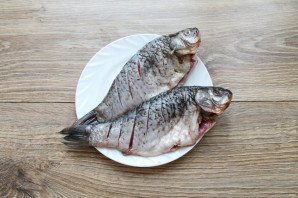 Караси в кляре на сковороде