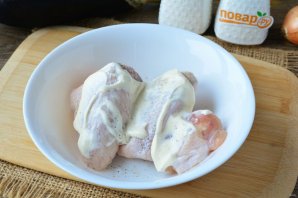 Крылышки с баклажанами в духовке