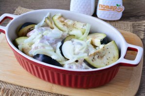 Крылышки с баклажанами в духовке