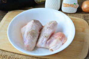 Крылышки с баклажанами в духовке